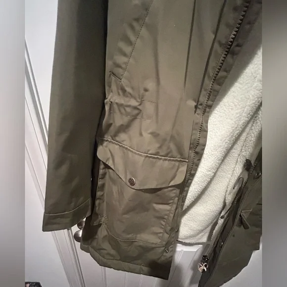 Fjallraven Women’s Greenland insulated hooded parka, Medium, Green - Picture 12 of 16